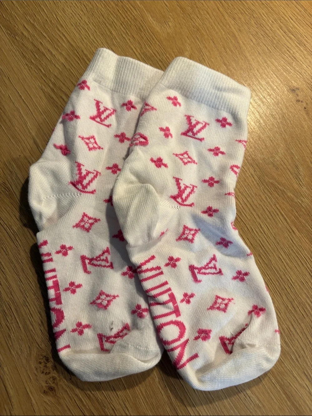 💯 authentic. Came with the LV sneakers. White and Pink Monogram